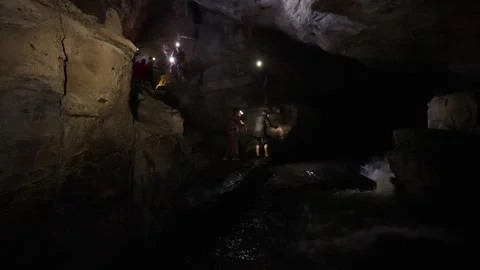 Group of tourists exploring the Jumandy caves in the Amazon basin Vídeos de archivo 334934393