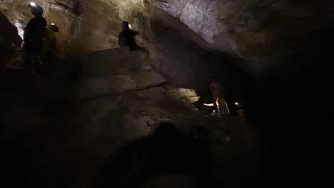 Group of tourists exploring the Jumandy caves in the Amazon basin Vídeos de archivo 334934408