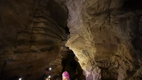 Group of tourists exploring Jumandy caves in the Amazon basin Vídeos de archivo 334934444