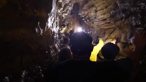 Group of tourists exploring Jumandy Caves in the Amazon basin Vídeo Stock 334934508