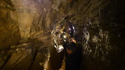 Group of tourists exploring the Jumandy caves in the Amazon 库存影片 334934534