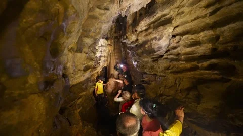 Group of tourists exploring the Jumandy Caves in the Amazon basin Vídeos de archivo 334934568