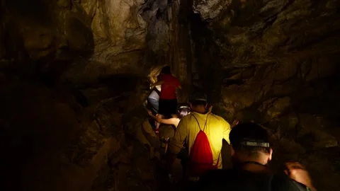 Group of tourists exploring the Jumandy Caves in the Amazon basin Vidéo 334934575
