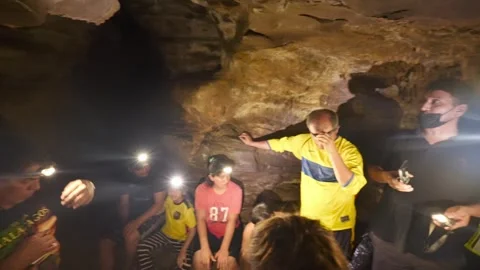 Group of tourists exploring the Jumandy Caves in Ecuador Vídeos de archivo 334934619