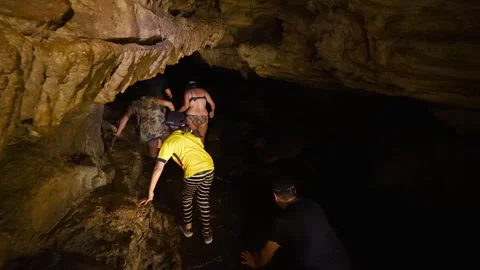 Group of tourists exploring the Jumandy Caves in the Amazon basin Vídeos de archivo 334934755