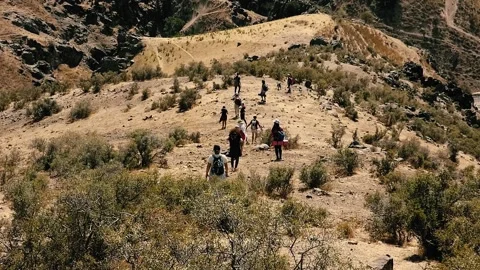 A group of tourists goes down the mountain slope. Vídeos de archivo 138676286