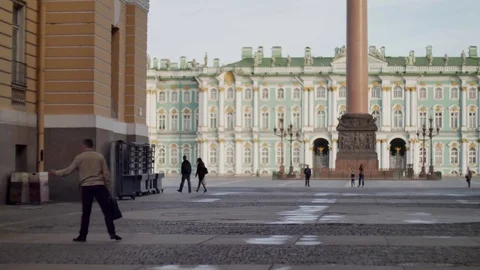 Group of tourists with a guide on a background of Palace Square 스톡 동영상 69916903