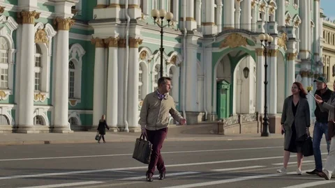Group of tourists with a guide on a background of Palace Square 스톡 동영상 69923531