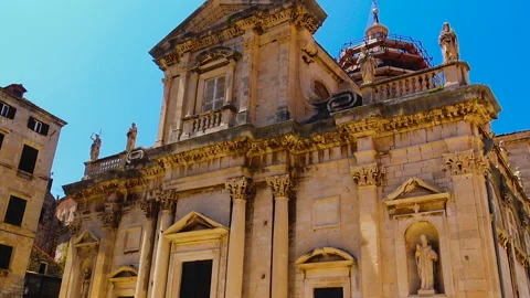 A group of tourists passing in front of the cathedral in Dubrovnik 動画素材 140430652