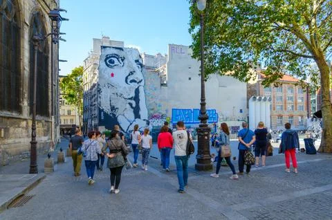Group of tourists on square of Igor Stravinsky, Paris, France Foto stock