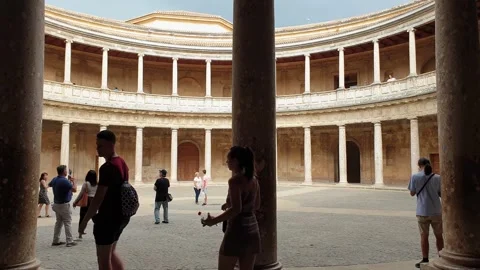 Group of tourists visiting circular patio of Charles V Palace Видео 280851182