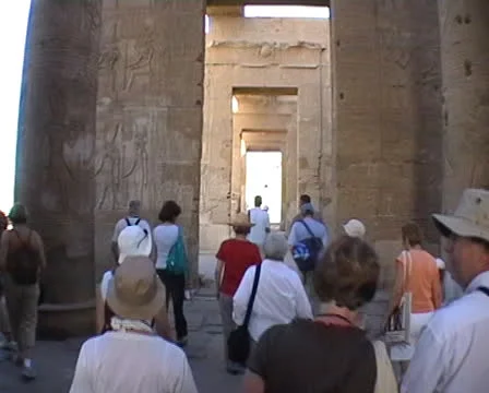 Group of tourists walking inside Kom Ombo Temple. Stock Footage 22672394