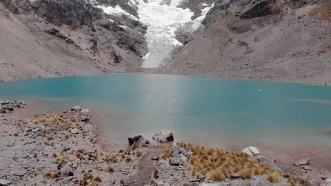 A group of traveling on a trekking tour through the wild Auzangate Mountains Видео 125281553