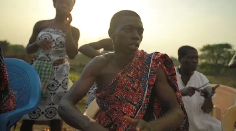Group of tribes playing drum and dancing in field, Ghana 库存影片 62388292