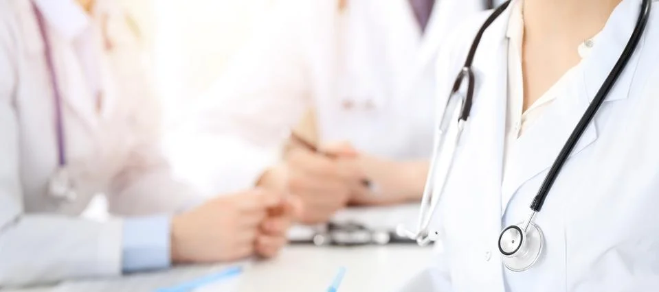 Group of unknown doctors discussing problems to stop coronavirus pandemic while Foto stock