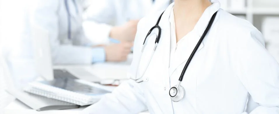 Group of unknown doctors discussing problems to stop coronavirus pandemic while Foto stock