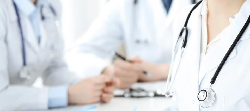 Group of unknown doctors discussing problems to stop coronavirus pandemic while Stockfoto's