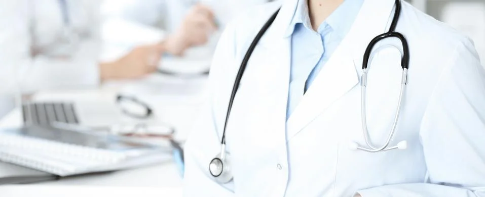 Group of unknown doctors discussing problems to stop coronavirus pandemic while Foto stock