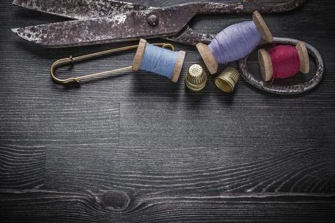 Group of vintage scissors thread spools thimbles clasp pin Foto stock