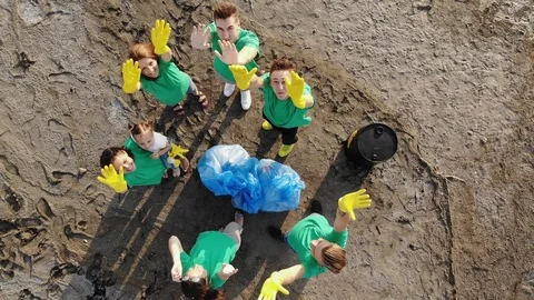 A group of volunteers colect garbage Stockbeeldmateriaal 125284385