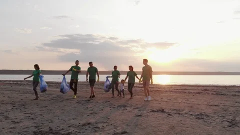 A group of volunteers colect garbage Vidéo 125284524