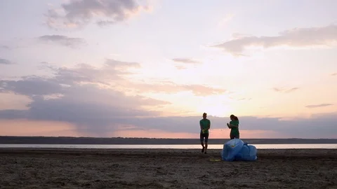 A group of volunteers colect garbage Stock Footage 125284616