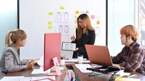 Group of web developer discussion, brainstorming new approaches and ideas Stockfoto's