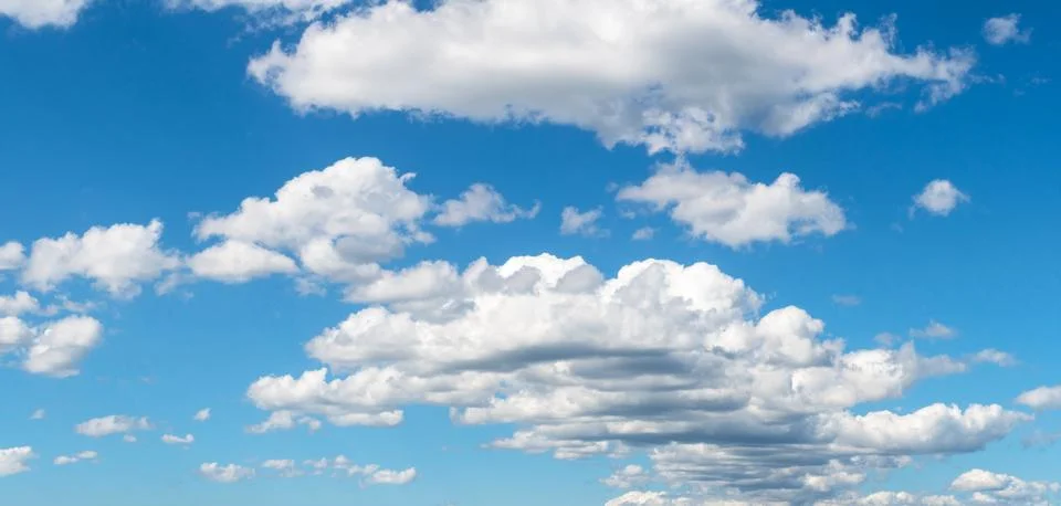 Group of white clouds between a blue sky in the south of Chile Foto stock