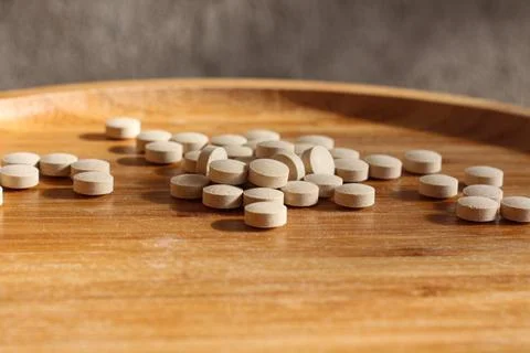 Group of white pills on the table Foto stock