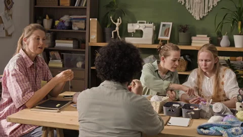 Group of Women and Man Learning Knitting in Creative Art Studio Video stock 341950293