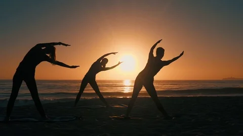 Group Of Women Practicing Yoga 库存影片 77585393