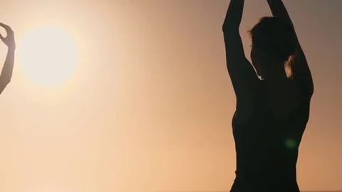 Group Of Women Practicing Yoga 库存影片 77585473