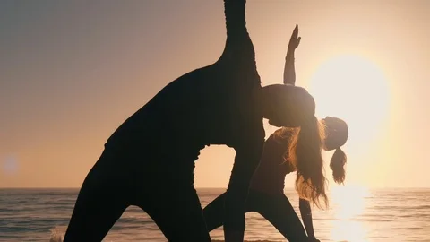 Group Of Women Practicing Yoga Vidéo 77585475