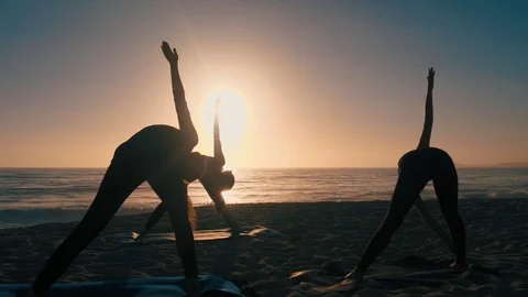 Group Of Women Practicing Yoga 库存影片 77585504