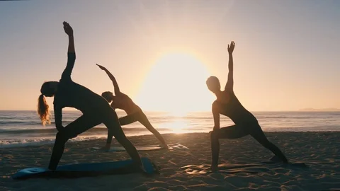 Group Of Women Practicing Yoga 库存影片 77585513