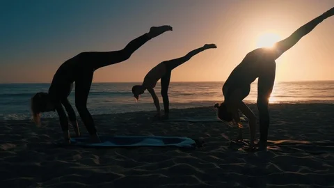 Group Of Women Practicing Yoga 库存影片 77585567