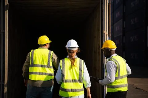 Group of workers in an empty container storage yard, The condition of the ... Foto stock