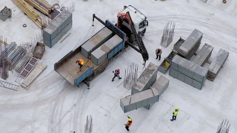 Group of workers moving concrete block with truck crane at the construction site Vidéo 236474588