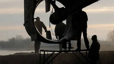 A group of workers pumping oil into the screw reducer on the ship Vidéo 87505832