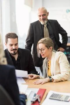 Group of workers un office looking papers Foto stock