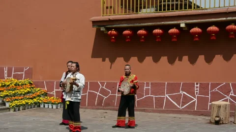 A group of Yi nationality people dressed in ancient national costume performing 動画素材 85672553