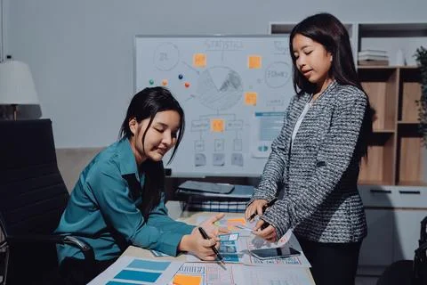 Group of young application developers analyzing uxui mobile app templates d.. Foto stock