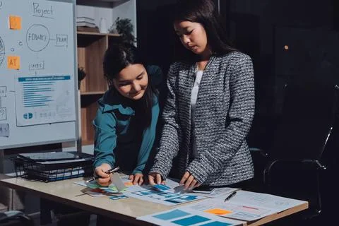 Group of young application developers analyzing uxui mobile app templates d.. Foto stock