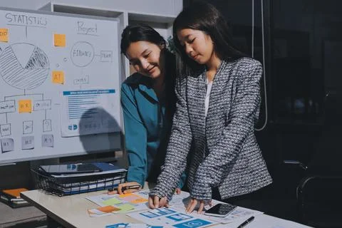 Group of young application developers analyzing uxui mobile app templates d.. Foto stock