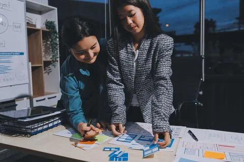 Group of young application developers analyzing uxui mobile app templates d.. Foto stock