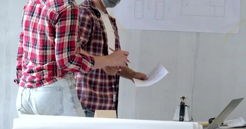 Group of young asian of engineer chooses the perfect color for a new house Video stock 146679390