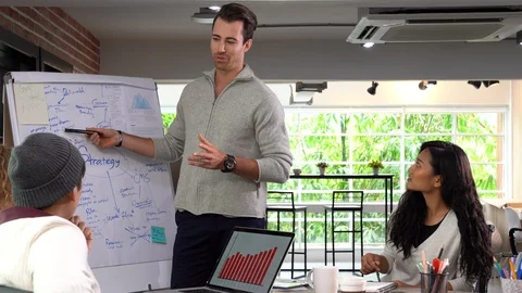 Group of young businesspersons having discussion and sharing opinions Video stock 129583085