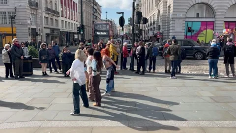 A Group of young dancers performing in a busy streets of London Vídeos de archivo 329953393