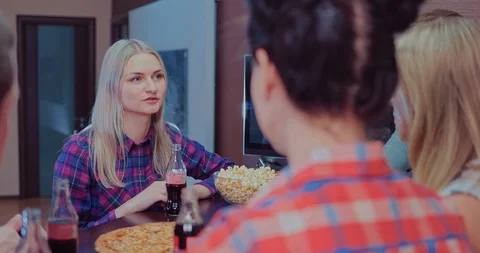 Group of young friends communicate and enjoying a pizza Vídeo Stock 86887532
