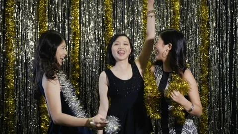 Group of young girlfriends dancing Video stock 98013796
